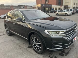 2020 Volkswagen Touareg III, чёрный, 5200000 рублей, вид 4