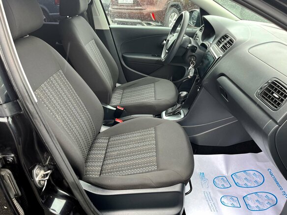 2017 Volkswagen Polo V Рестайлинг, чёрный, 1055900 рублей - вид 20