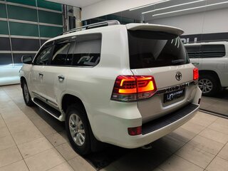 2019 Toyota Land Cruiser 200 Series Рестайлинг 2, белый, 6890000 рублей, вид 4
