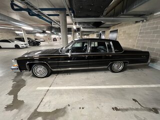 1986 Cadillac Fleetwood Brougham II Рестайлинг, чёрный, 8500000 рублей, вид 3