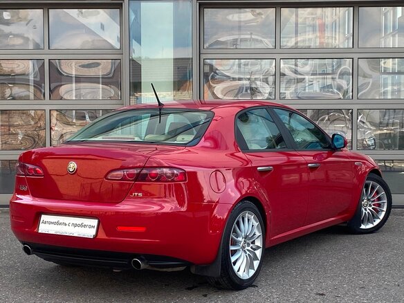 2011 Alfa Romeo 159, красный - вид 3