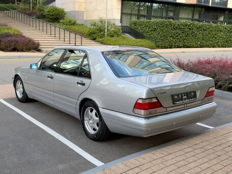 1997 Mercedes-Benz S-Класс 500 III (W140) Рестайлинг, серебристый, 12600000 рублей, вид 3