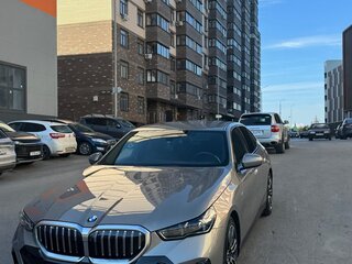 2024 BMW 5 серии 520d xDrive VIII (G60/G61/G68), серый, 7100000 рублей, вид 5