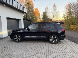 2022 Volkswagen Touareg III, чёрный, 7600000 рублей, вид 2