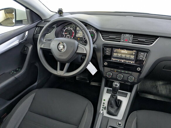 2019 Skoda Octavia III (A7) Рестайлинг, белый, 1790000 рублей - вид 25