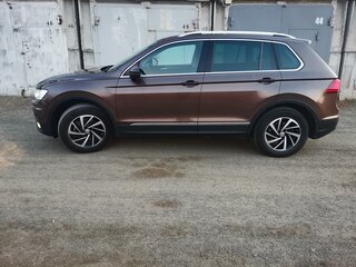 2018 Volkswagen Tiguan II, коричневый, 2590000 рублей, вид 2