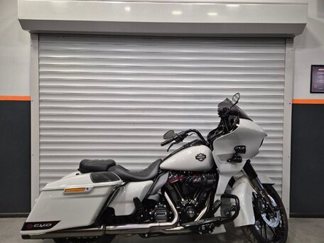 2020 Harley-Davidson CVO Road Glide, серебристый, 2800000 рублей, вид 2