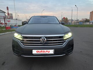 2019 Volkswagen Touareg III, серый, 5750000 рублей, вид 1
