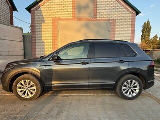 2021 Volkswagen Tiguan II Рестайлинг, серый, 3000000 рублей, вид 4