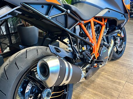2023 KTM 1290 Super Duke GT, оранжевый, 1728000 рублей, вид 5