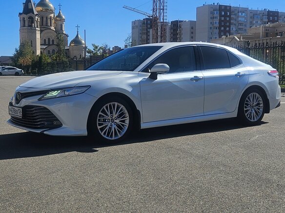 2019 Toyota Camry VIII (XV70), белый, 3750000 рублей - вид 2