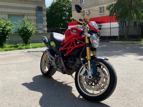 2010 Ducati Monster 1100, красный