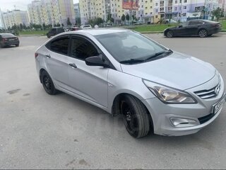2015 Hyundai Solaris I Рестайлинг, серебристый, 810000 рублей, вид 4