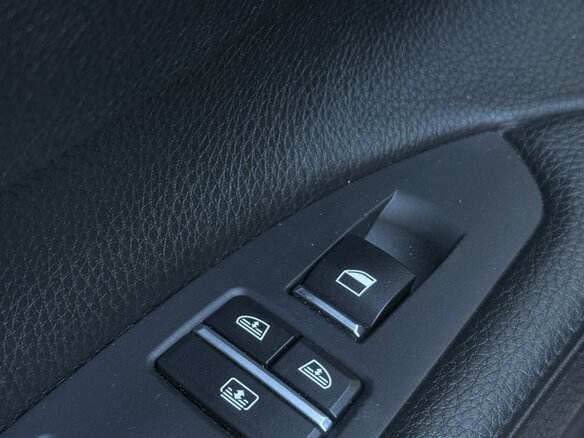 2011 BMW 7 серии 750i xDrive V (F01/F02/F04), чёрный - вид 14