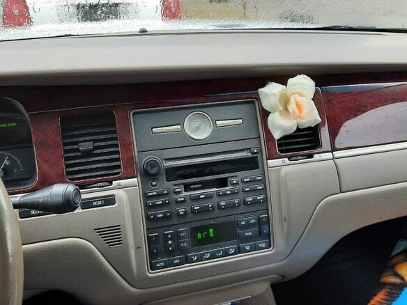 2003 Lincoln Town Car III Рестайлинг, белый, 500000 рублей - вид 17