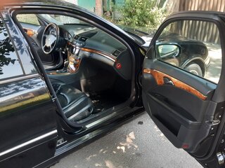 2002 Mercedes-Benz E-Класс 220 III (W211, S211), чёрный, 700000 рублей, вид 4