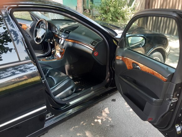 2002 Mercedes-Benz E-Класс 220 III (W211, S211), чёрный, 700000 рублей - вид 3