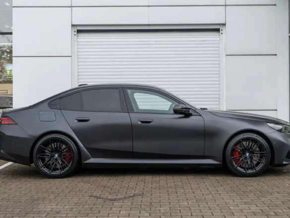 2025 BMW M5 VII (G90), серый, 26000000 рублей - вид 2