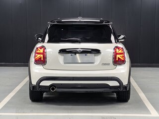 2023 Mini Hatch Cooper III (F55/F56) Рестайлинг 2, белый, 1985000 рублей, вид 4