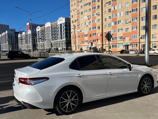 2021 Toyota Camry VIII (XV70) Рестайлинг, белый, 4100000 рублей, вид 3