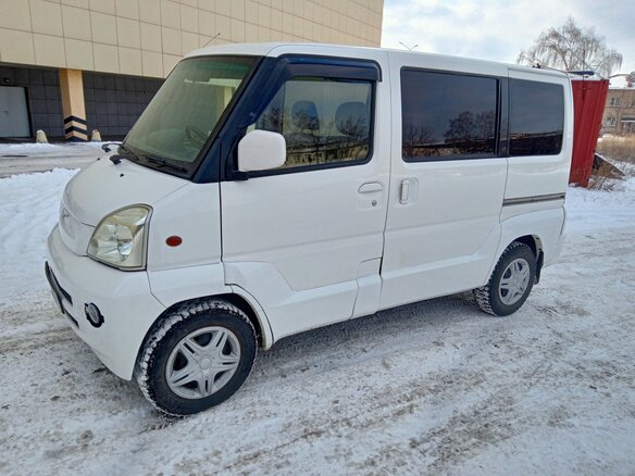 2001 Mitsubishi Town Box Wide I, белый - вид 2