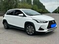 2023 Toyota Yaris L X XP150 Рестайлинг, белый, 1420000 рублей - вид 2