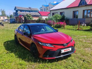 2021 Toyota Camry VIII (XV70) Рестайлинг, красный, 3900000 рублей, вид 3