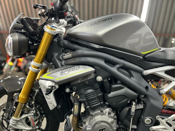 2021 Triumph Speed Triple, серый, 1520000 рублей - вид 16