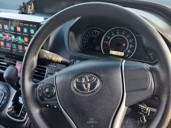 2017 Toyota Voxy III (R80), серебристый, 2500000 рублей - вид 9