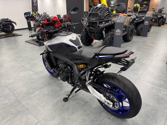 2024 Yamaha MT-09 (FZ-09), серый, 1421400 рублей - вид 6