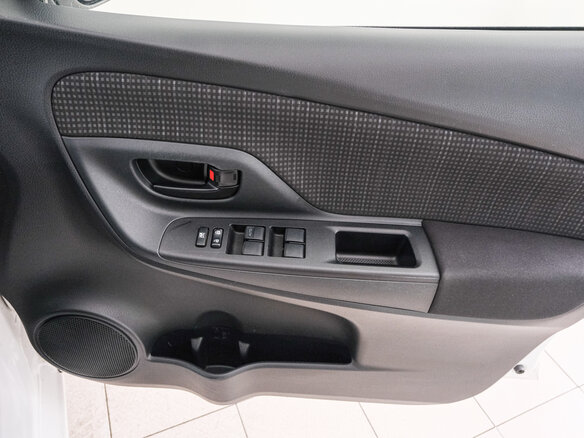 2017 Toyota Vitz III (XP130) Рестайлинг 2, белый, 879000 рублей - вид 18