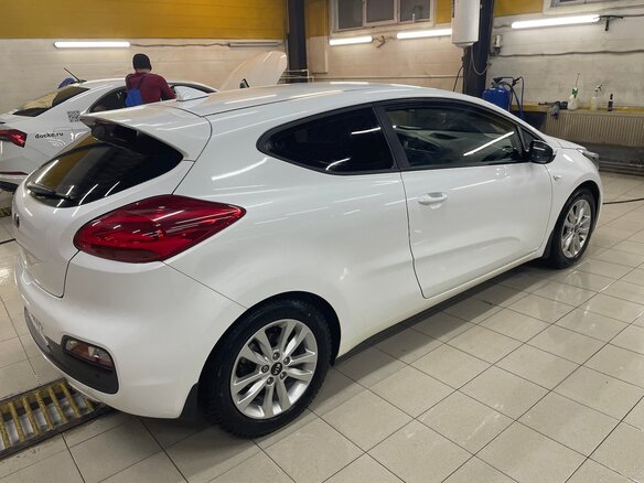 2018 Kia Ceed II Рестайлинг, белый, 1300000 рублей - вид 1