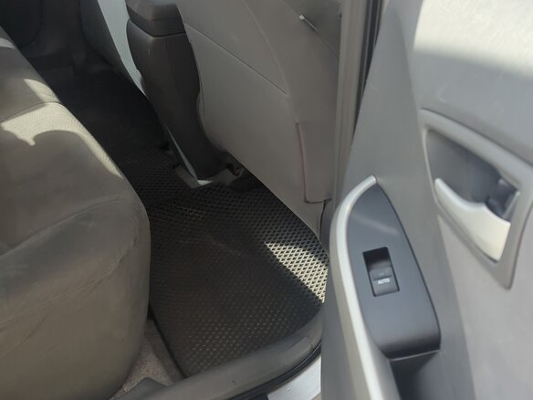 2010 Toyota Prius III (XW30), серебристый, 1250000 рублей - вид 12