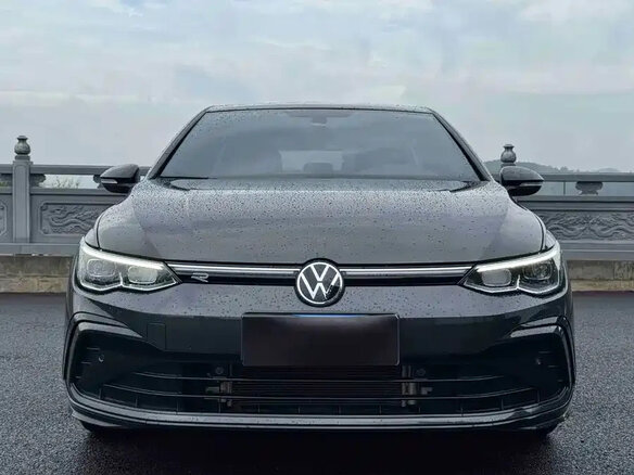 2023 Volkswagen Golf VIII, чёрный, 1860000 рублей - вид 1