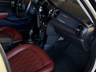 2021 Mini Hatch Cooper III (F55/F56) Рестайлинг 2, белый, 2800000 рублей, вид 4