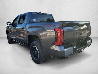 2024 Toyota Tundra CrewMax III, серебристый, 7896147 рублей, вид 3