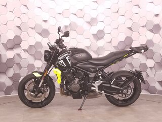 2023 Triumph Trident 660, чёрный, 777000 рублей, вид 4