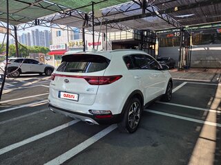2022 Kia Sportage IV Рестайлинг, белый, 1830010 рублей, вид 4