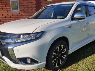 2018 Mitsubishi Outlander PHEV III Рестайлинг 3, белый, 2150000 рублей, вид 2