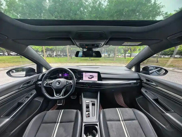 2022 Volkswagen Golf VIII, чёрный, 1710000 рублей - вид 9