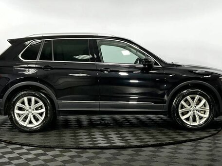 2017 Volkswagen Tiguan II, чёрный, 2410000 рублей, вид 5