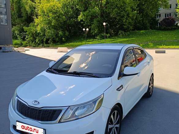2013 Kia Rio III, белый, 600000 рублей - вид 1