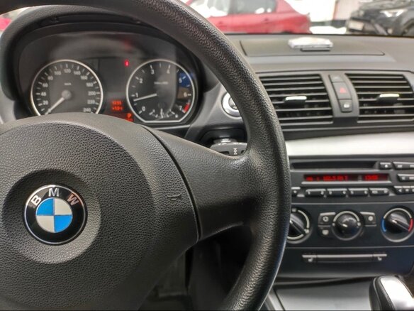 2010 BMW 1 серии 116i I (E81/E82/E87/E88) Рестайлинг, чёрный, 690000 рублей - вид 24