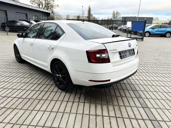 2019 Skoda Octavia III (A7) Рестайлинг, белый, 1790000 рублей - вид 1