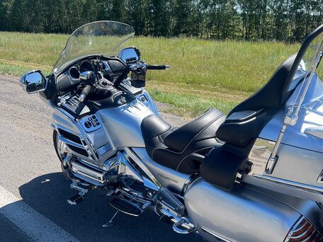 2003 Honda GL 1800 Gold Wing, серебристый, 900000 рублей, вид 4