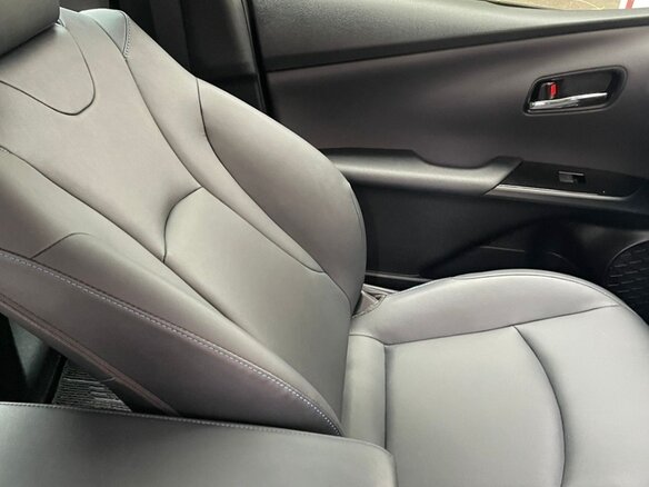 2020 Toyota Prius IV Рестайлинг (XW50), серый, 2200000 рублей - вид 6