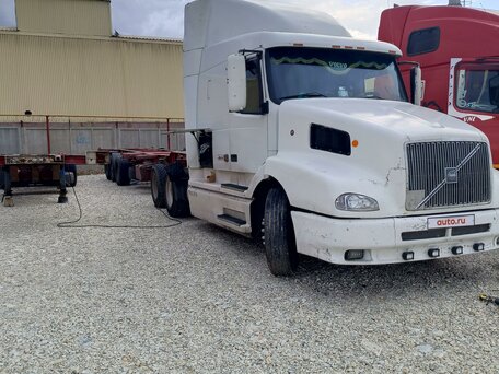 1999 Volvo VNL, белый, 3500000 рублей, вид 1