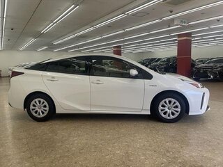 2018 Toyota Prius IV Рестайлинг (XW50), белый, 1600000 рублей, вид 3