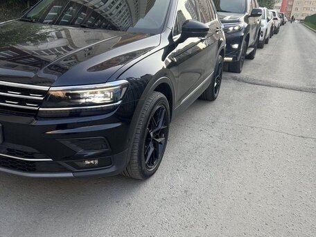 2017 Volkswagen Tiguan II, чёрный, 3440000 рублей, вид 5