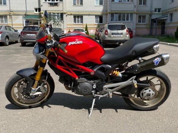 2010 Ducati Monster 1100, красный - вид 4